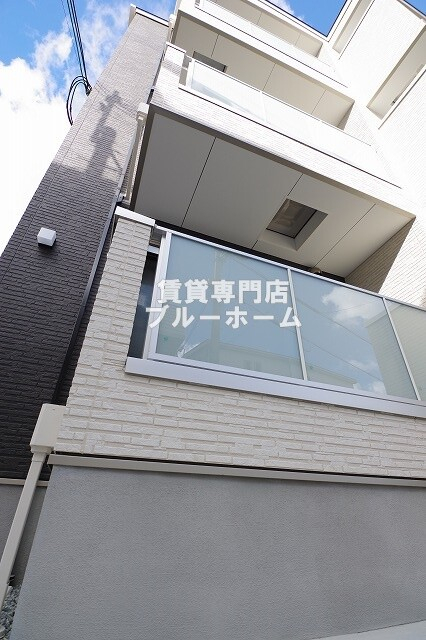 建物外観　木造3階建てのきれいな物件！