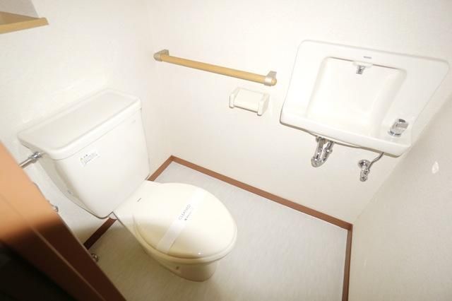 トイレ　同物件別部屋写真