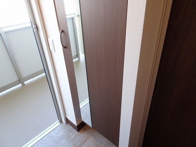 玄関　トールタイプの姿見付シューズボックス
