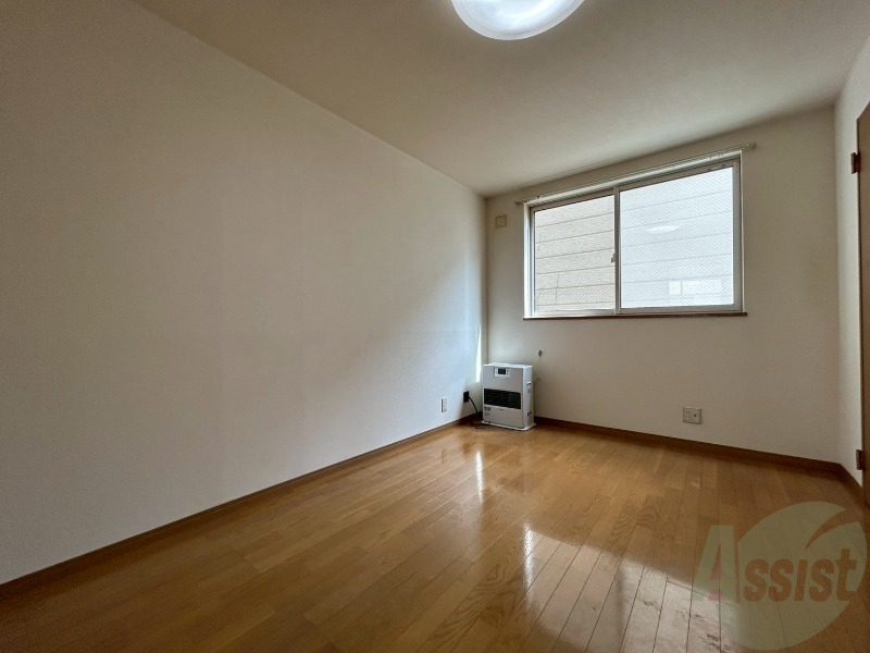 居室・リビング　木目のフローリングは落ち着きのある印象のお部屋になりますね。