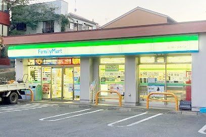 コンビニ　ファミリーマート品川桐ヶ谷通り店（コンビニ）まで50m