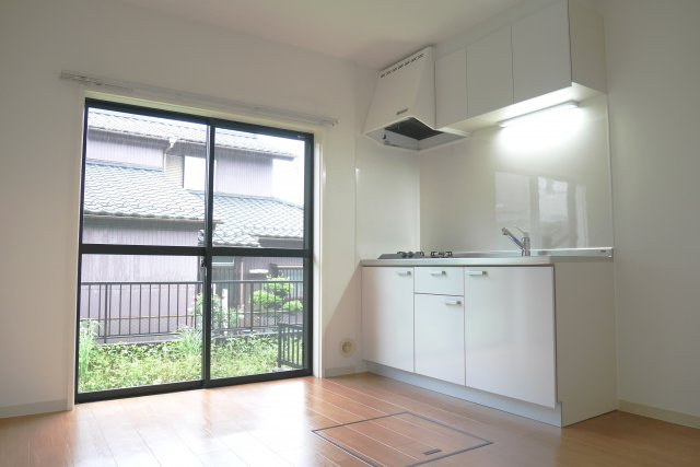 居室・リビング　明るく広々としたキッチンのあるお部屋です