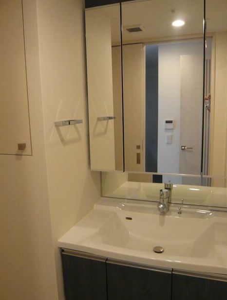 洗面設備　反転間取りの住戸のお写真です