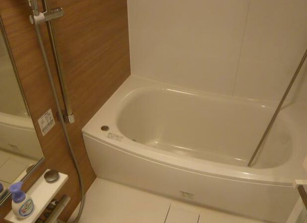 バス・シャワールーム　反転間取りの住戸のお写真です