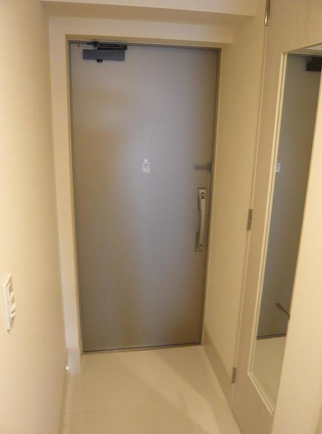 玄関　反転間取りの住戸のお写真です