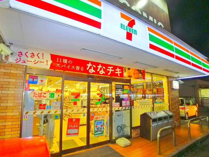 コンビニ　セブンイレブン（コンビニ）まで688m