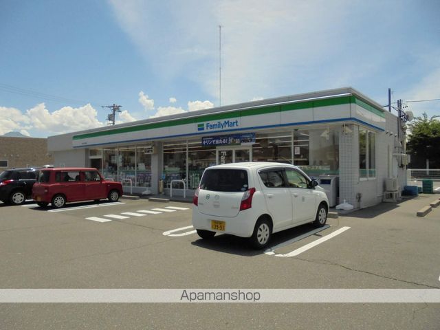 コンビニ　ファミリーマート（コンビニ）まで331m