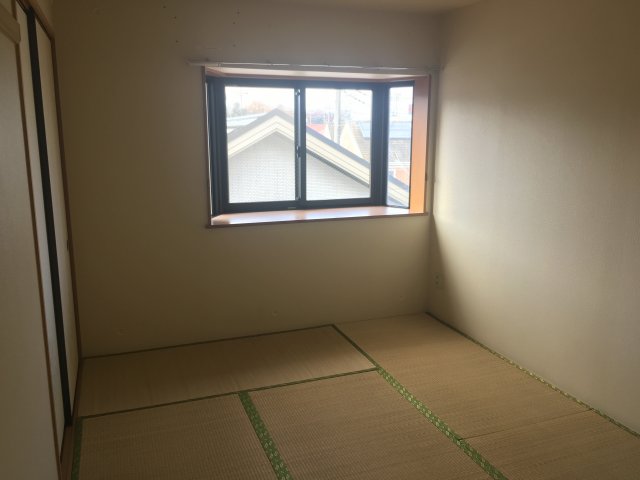 居室・リビング　畳の上でゆっくりとくつろげる和室です