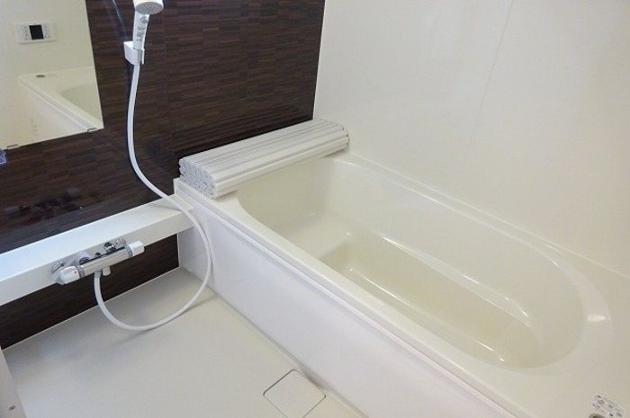 バス・シャワールーム　追焚き給湯、シャワー