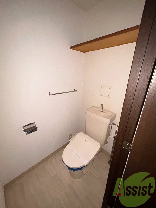 トイレ　トイレは温水洗浄便座付きで上部には収納スペースも！
