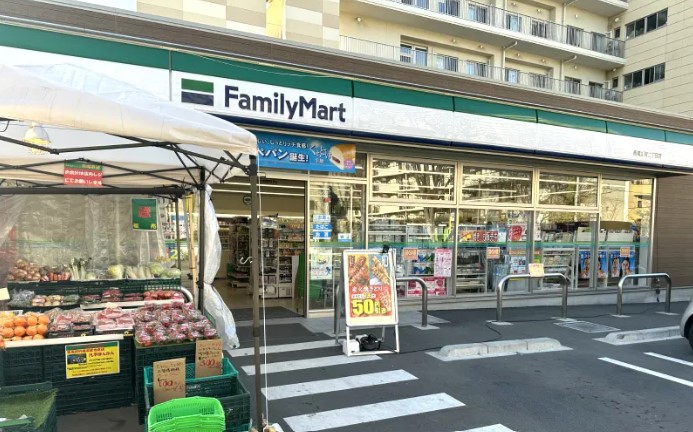 コンビニ　ファミリーマート板橋加賀二丁目店（コンビニ）まで297m