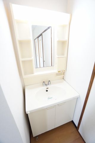 洗面設備　※同物件・反転タイプの写真です。