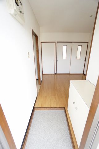 玄関　※同物件・反転タイプの写真です。