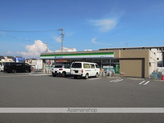 コンビニ　ファミリーマート（コンビニ）まで655m