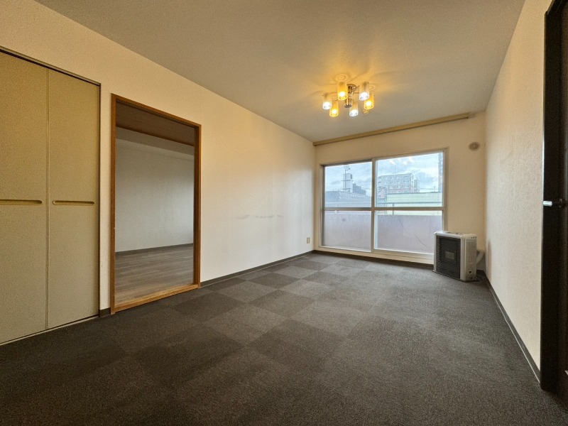 居室・リビング　フローリングは落ち着きのある印象のお部屋になりますね。
