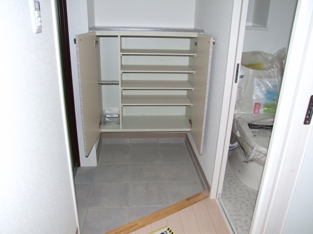玄関　※写真は別のお部屋のものです。現況を優先させていただきます。