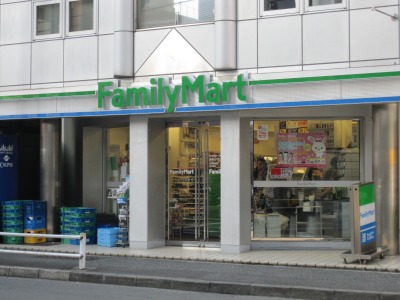 コンビニ　ファミリーマート 南青山六丁目店（コンビニ）まで418m