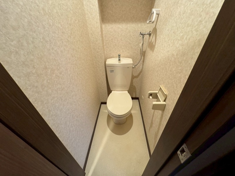トイレ　こちらはトイレです。清潔感があり、安心して使用できます。