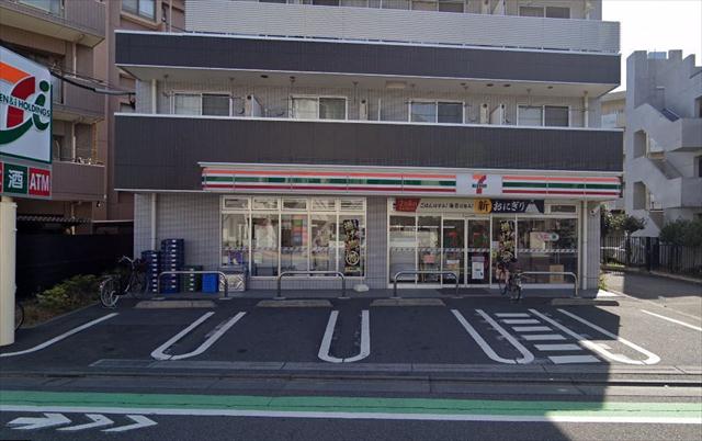 コンビニ　セブンイレブン（コンビニ）まで651m