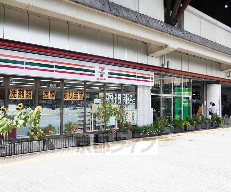 コンビニ　セブンイレブン ハートインJR二条駅東口店（コンビニ）まで250m