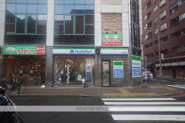 コンビニ　ファミリーマート（コンビニ）まで528m
