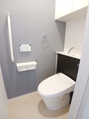トイレ　落ち着いた色調のトイレです