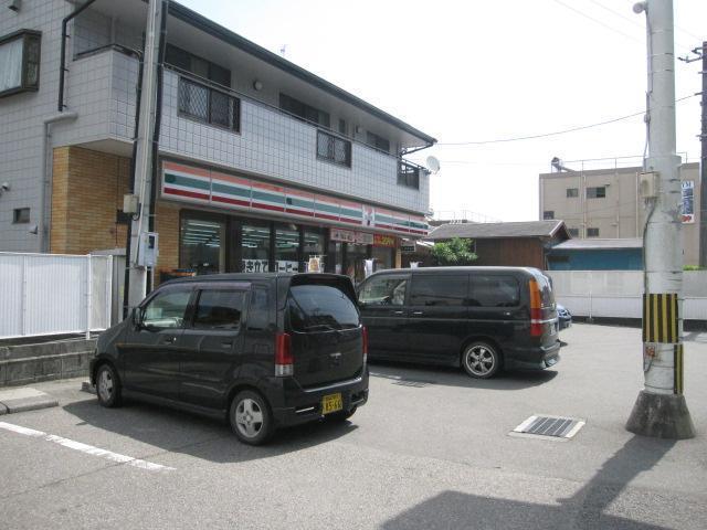 コンビニ　コンビニ（コンビニ）まで550m
