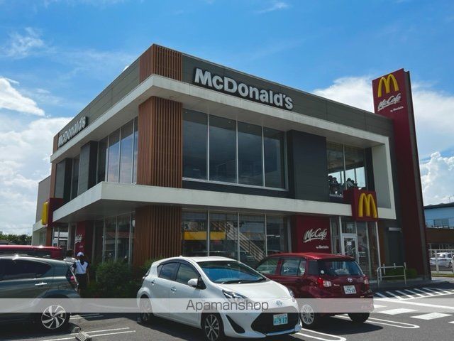 コンビニ　ファミリーマート東近江春日南店（コンビニ）まで540m