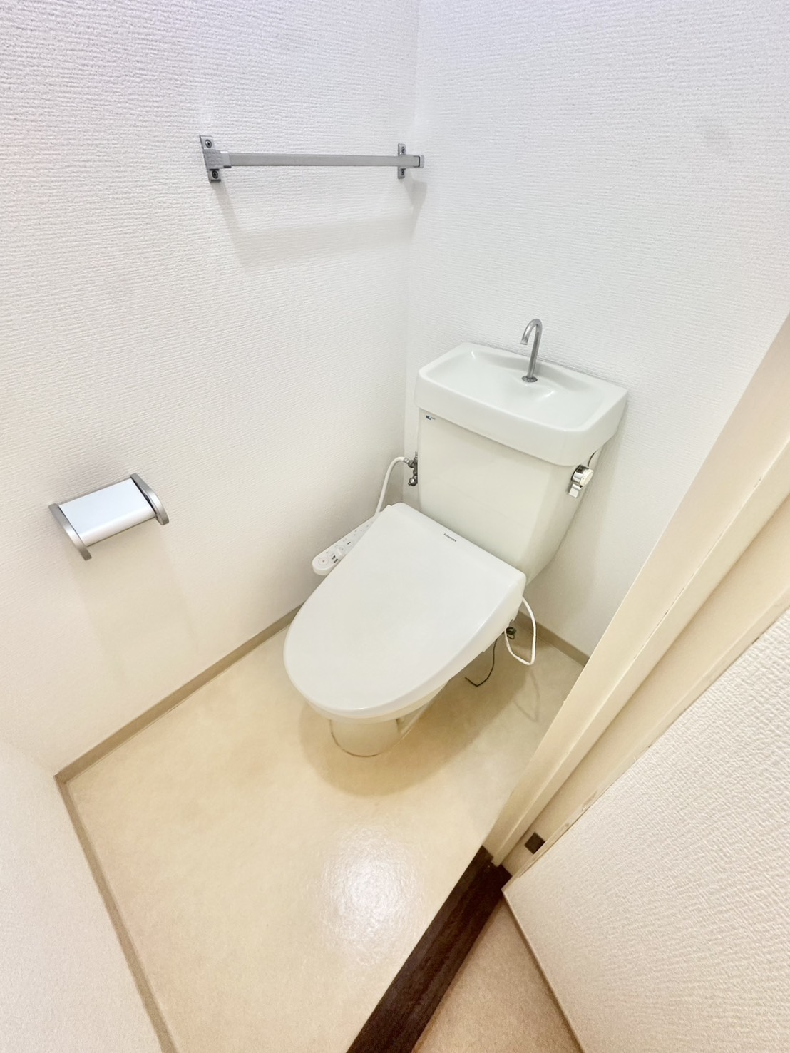 トイレ　※同系タイプ他号室の写真です