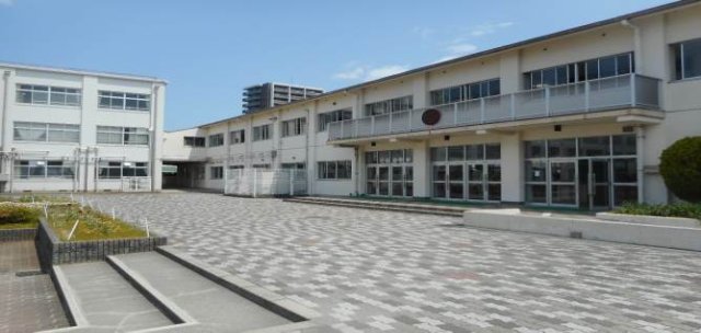 小学校　高槻市立芥川小学校（小学校）まで295m