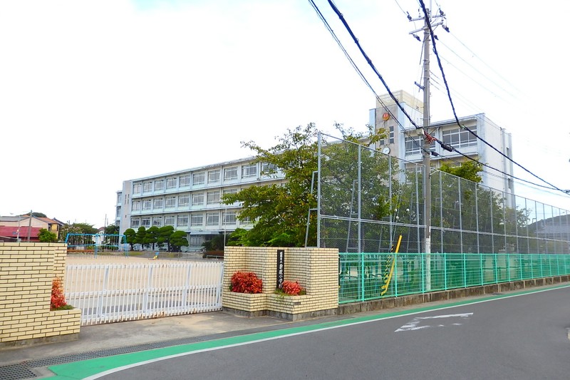 小学校　姫路市立妻鹿小学校（小学校）まで917m