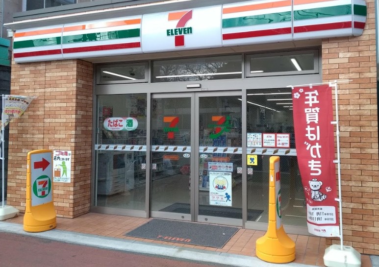 コンビニ　セブンイレブン 横浜弘明寺駅前店（コンビニ）まで215m