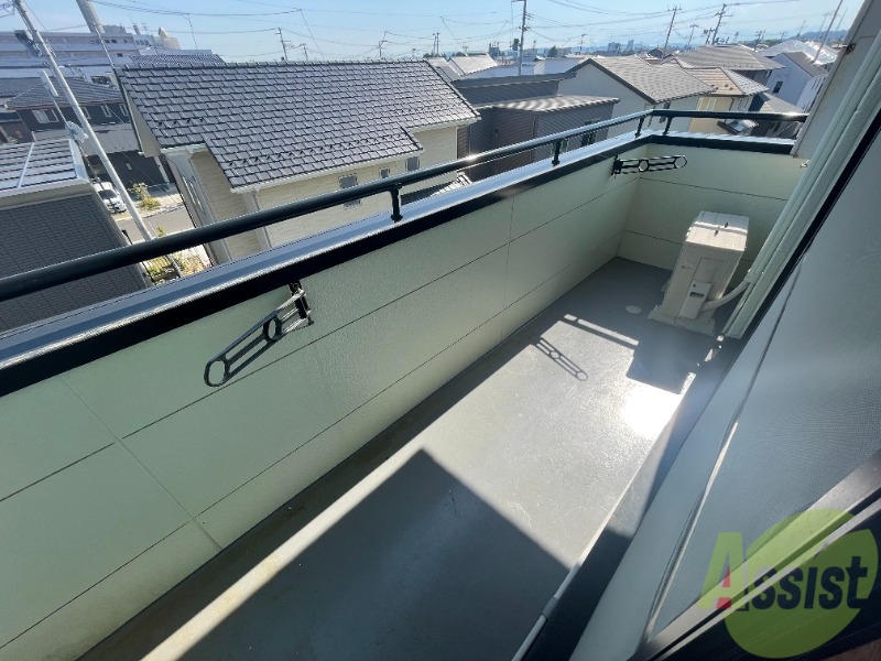 バルコニー　広めのバルコニーです。洗濯物がたくさん干せそうです。