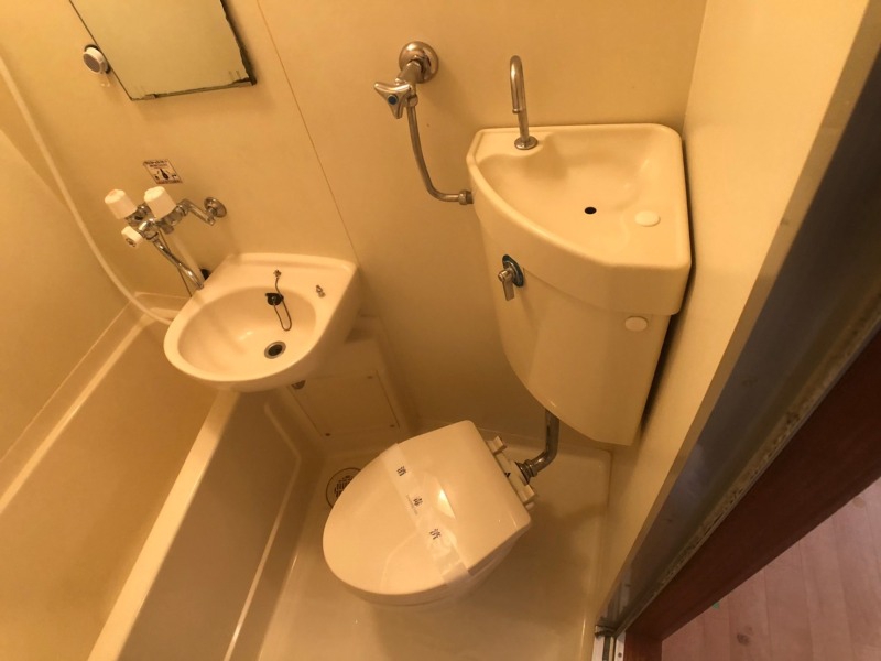 トイレ　トイレです。ユニットバスになってますのでコンパクト。