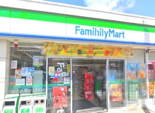 コンビニ　Family Mart（コンビニ）まで1322m