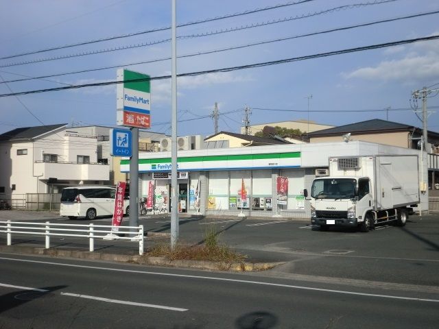 コンビニ　ファミリーマート（コンビニ）まで250m