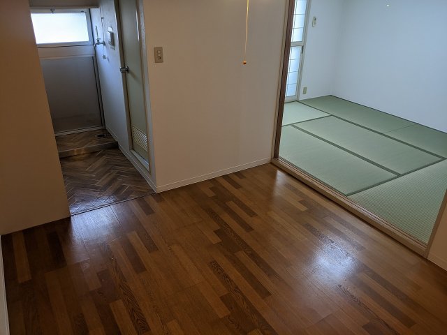 居室・リビング　床色が落ち着いた色合いで綺麗です♪