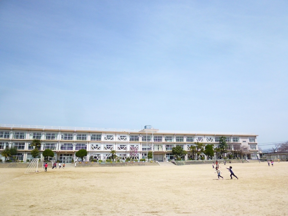 小学校　宝塚市立　良元小学校（小学校）まで713m