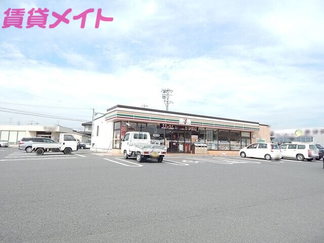 コンビニ　セブンイレブン鈴鹿岡田1丁目店（コンビニ）まで727m