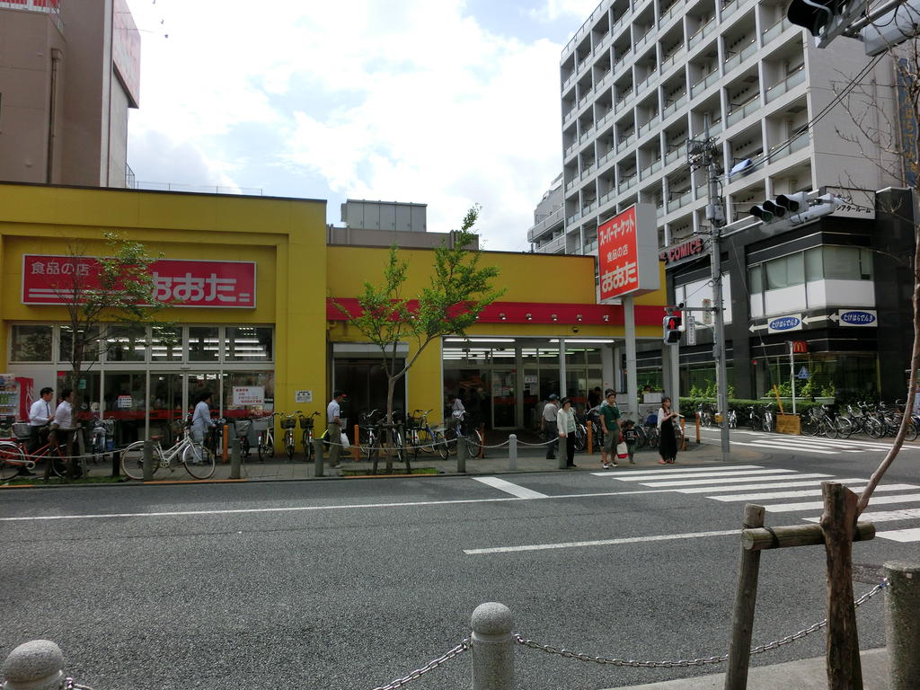 スーパー　食品の店おおた高幡不動店（スーパー）まで594m