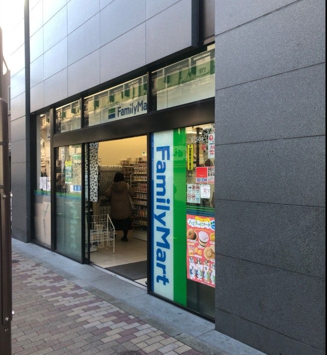 コンビニ　ファミリーマート 御徒町ぱんだ広場店（コンビニ）まで126m