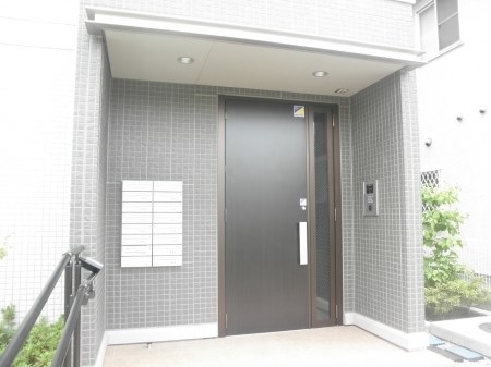 エントランス　安心のオートロック完備の建物です。