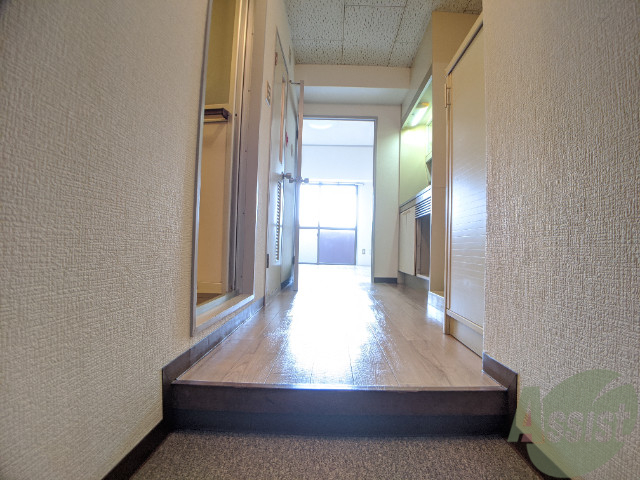 玄関　玄関からの目線です。光が差し込む素敵なお部屋。