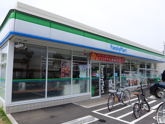 コンビニ　ファミリーマート（コンビニ）まで302m