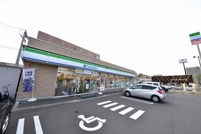 コンビニ　ファミリーマート札幌南郷15丁目店（コンビニ）まで219m