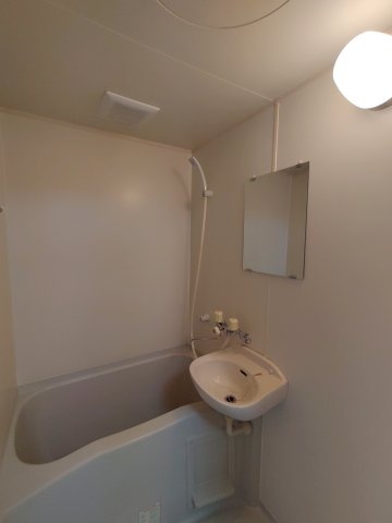 バス・シャワールーム　同建物内別部屋の写真です。