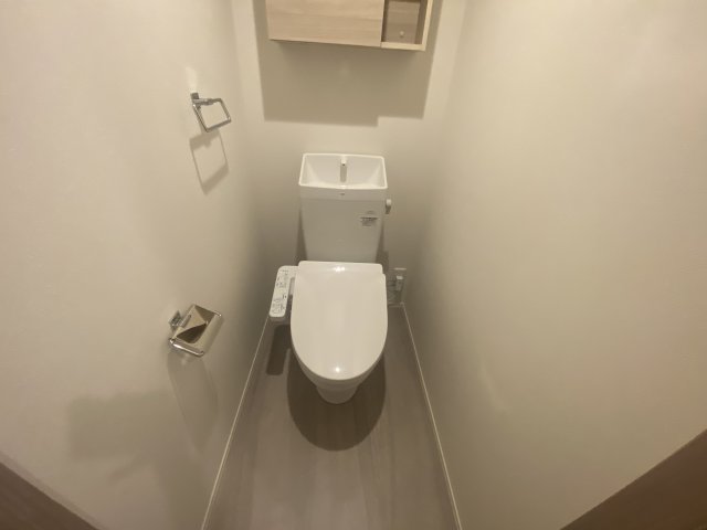 トイレ　温水洗浄便座付きのトイレです♪