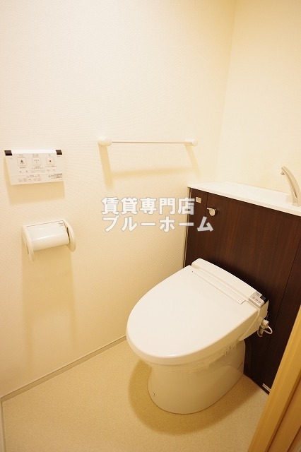 トイレ　温水洗浄付き便座！