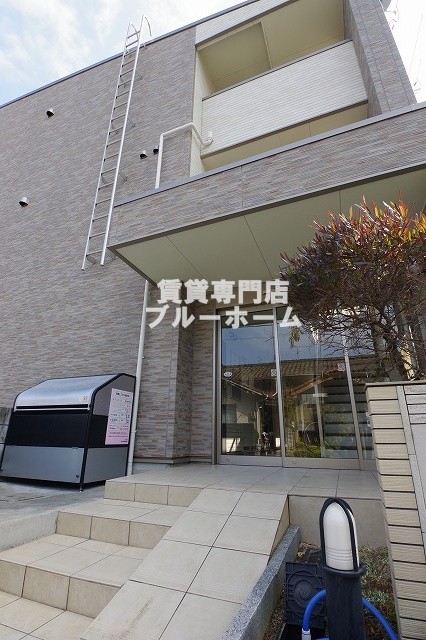 建物外観　エントランスガラス張りの建物です！