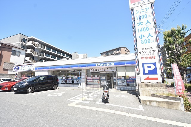 コンビニ　ローソン　吹田千里山東四丁目店（コンビニ）まで185m